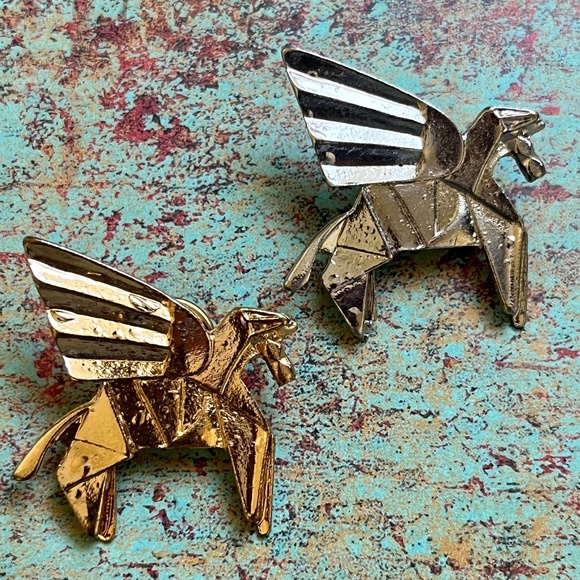 Metallic Origami Pegasus Silver Pin - Picture 2 of 6